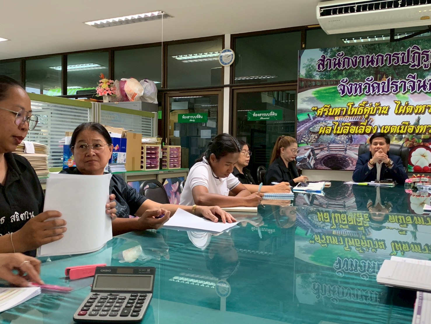 title - วันที่ 9 มิถุนายน 2569 นายวิทูล ประดิษฐบุญ ปฏิรูปที่ดินจังหวัดปราจีนบุรี ได้มอบนโยบาย ของรัฐมนตรีช่วยว่าการกระทรวงเกษตรและสหกรณ์ พร้อมทั้งชี้แจงแนวทางการปฏิบัติงาน แก่บุคลากรในสังกัด โดยได้ร่วมรับฟังปัญหา อุปสรรค และหารือแนวทางการขับเคลื่อนภารกิจตามแผนงานและโครงการประจำปีงบประมาณ พ.ศ. 2569
